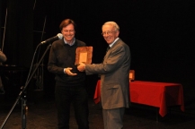 Il regista Marcel Sisniega riceve il Premio Miglior Sceneggiatura da Pierluigi Sabatti (Giuliani del Mondo)